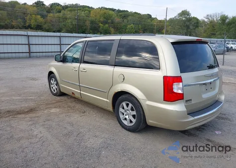 2011 Chrysler Town & Country Touring z USA, uszkodzony, nr VIN 2A4RR5DG8BR746930